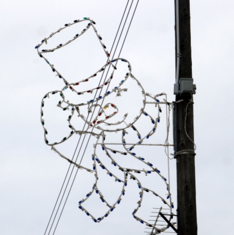 Wire snowman tipping his cap